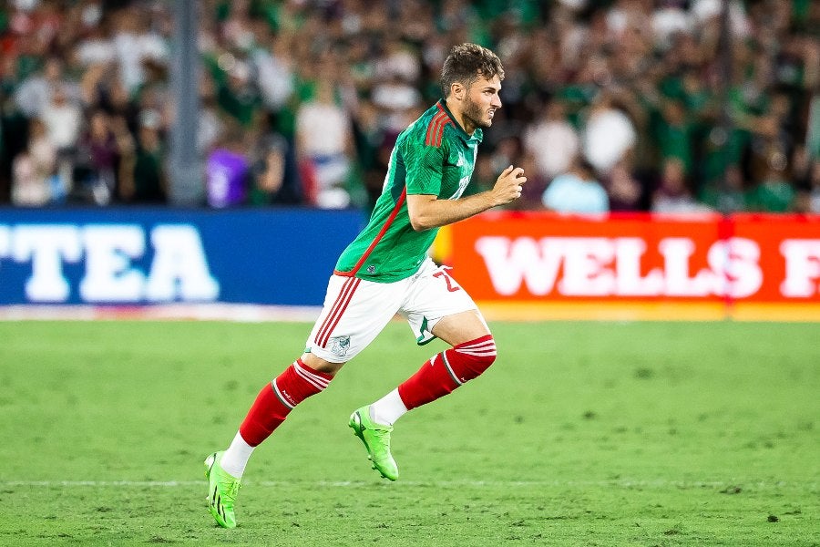 Santiago Giménez durante un partido con México