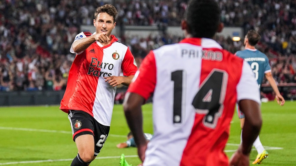 Santi Giménez en celebración de gol