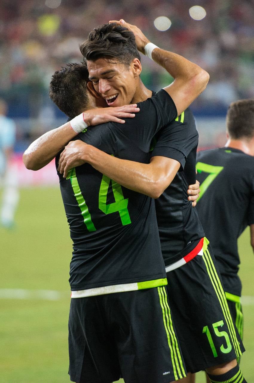 Héctor Moreno y Chicharito en celebración de gol