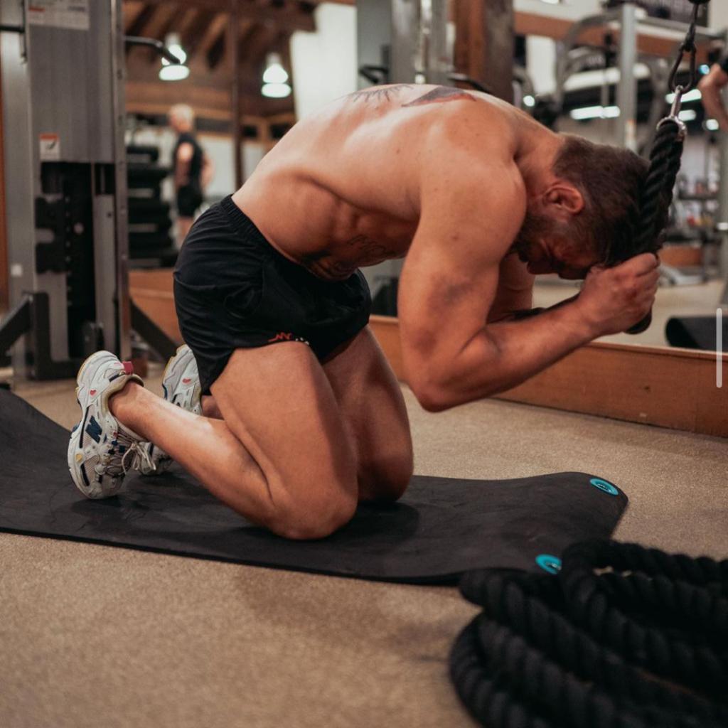 Conor entrenando en el gimnasio 