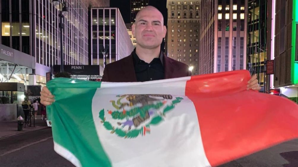 Caín Velasquez, excampeón de UFC con la bandera de México 