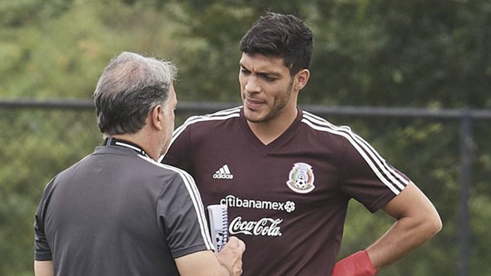 El Tata Martino junto al delantero mexicano