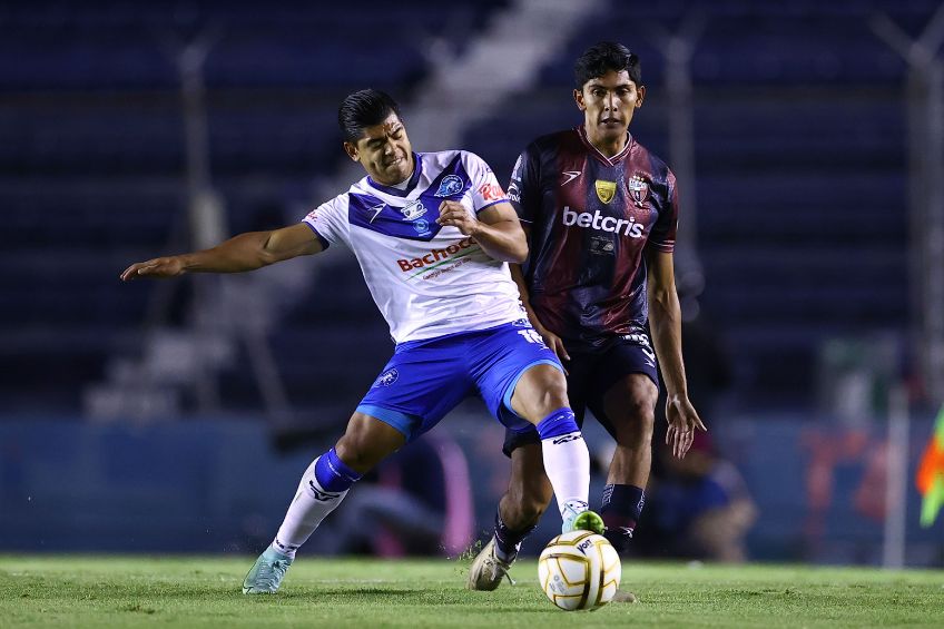 Carlos Acosta y Diego García disputando un balón