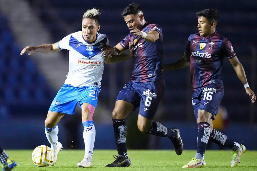 Jugadores del Atlante y de Celaya disputando un balón