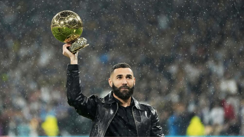 Benzema con el Balón de Oro en el Bernabéu