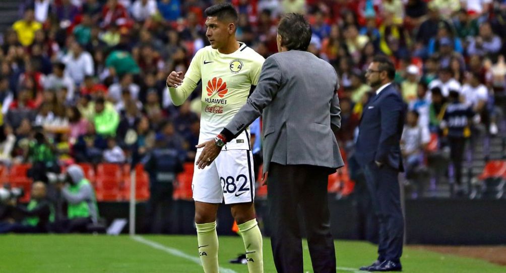 Edson Álvarez recibiendo instrucción de Ricardo La Volpe