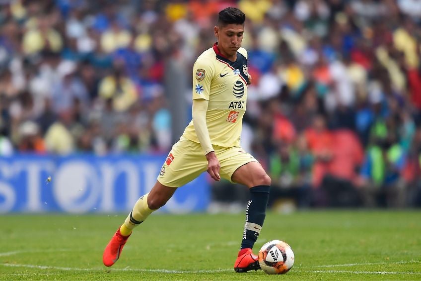 Edson Álvarez durante un partido del América