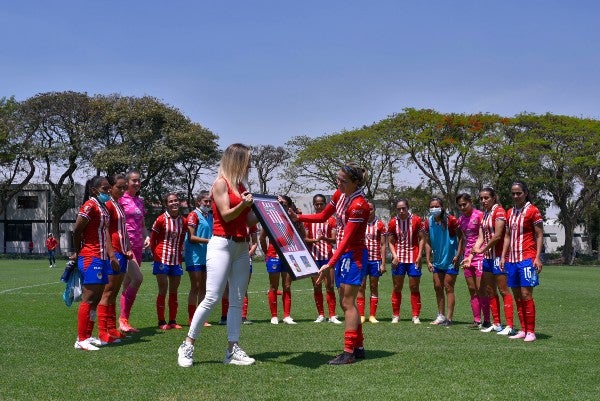 Nelly Simón entregó reconocimiento a Alicia Cervantes