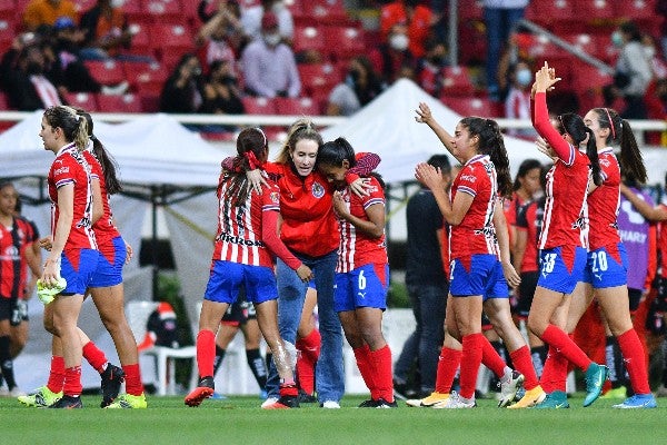 Nelly Simón celebra con Chivas