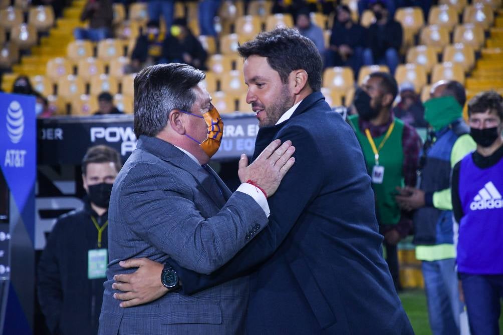 Miguel Herrera saluda a Nicolás Larcamón