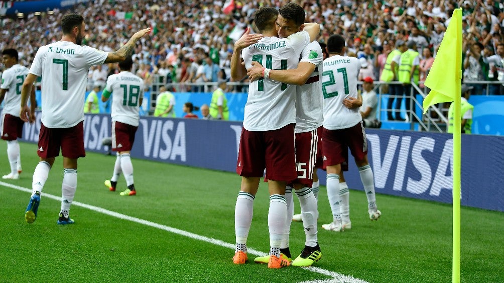 Héctor Moreno y Chicharito en celebración de gol