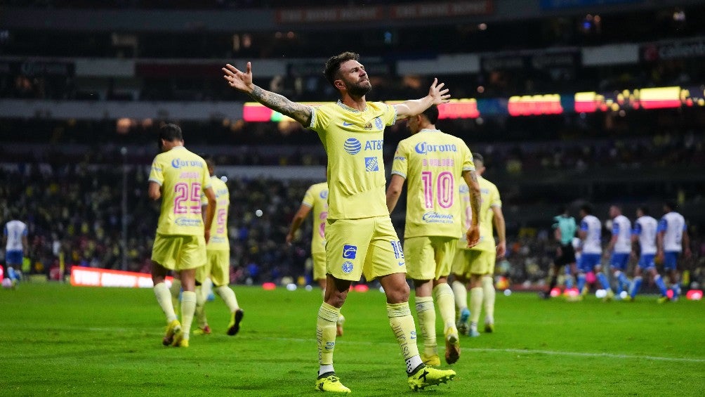 Miguel Layún durante un partido con América