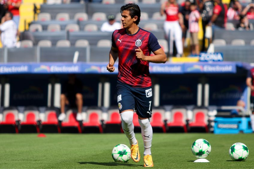 José Juan Macías previo a un partido de Chivas