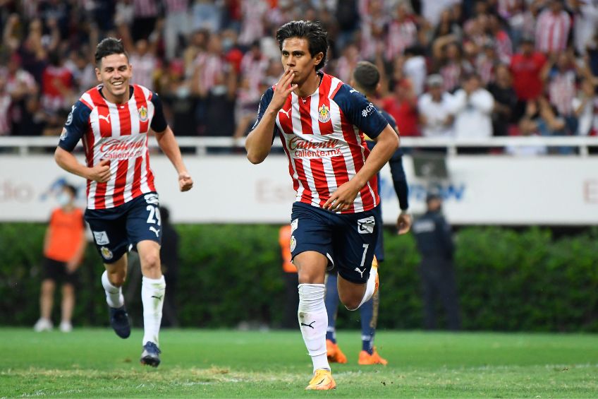 José Juan Macías festejando un gol