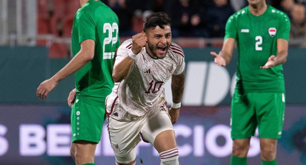 Alexis Vega festejando un gol