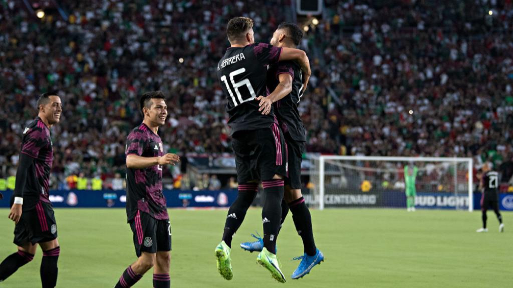 El Tri festejando un gol