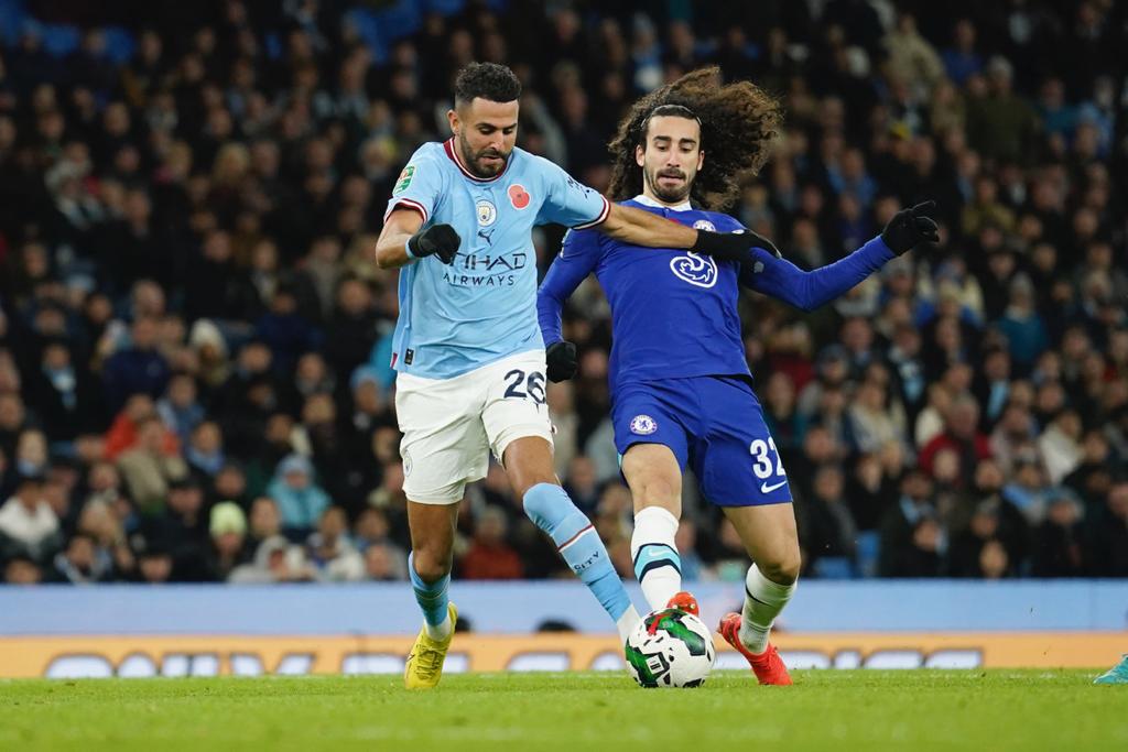 Cucurella enfrentando a Mahrez 