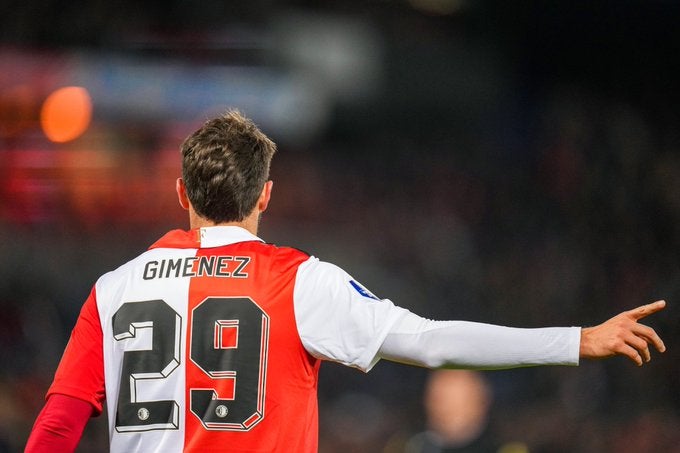 Santi Giménez en el terreno de juego