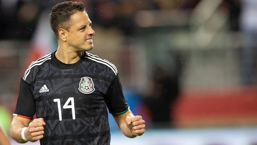 Chicharito en celebración de gol con el Tri