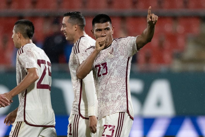 Jesús Gallardo festejando un gol