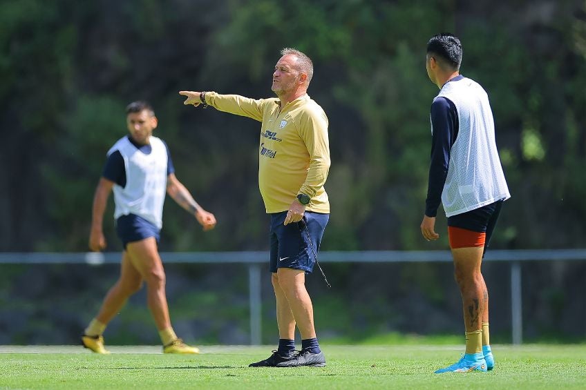 Andrés Lillini entrenando a Pumas