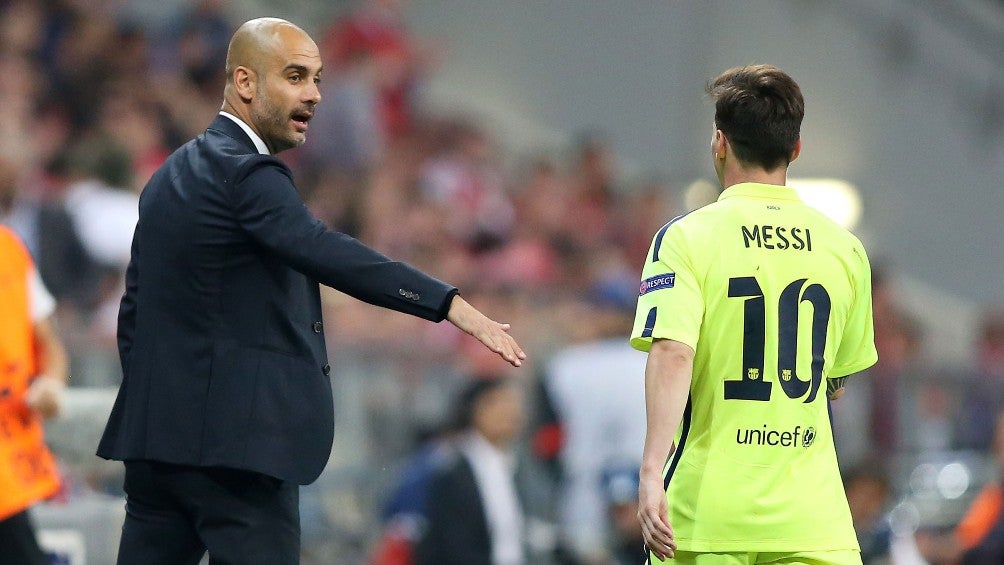 Guardiola le da indicaciones a Lionel Messi