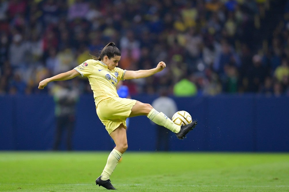 Andrea Pereira despejando un balón