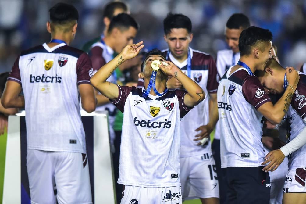 Hobbit Bermúdez celebra un nuevo título con Atlante