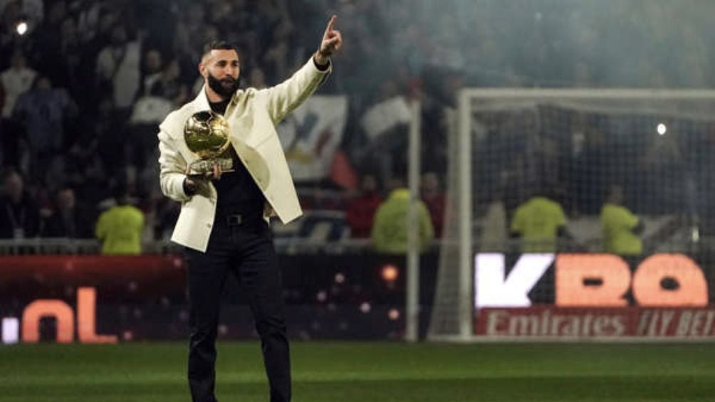 Benzema con el Balón de Oro