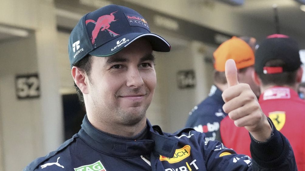 Pérez posando en el pit lane