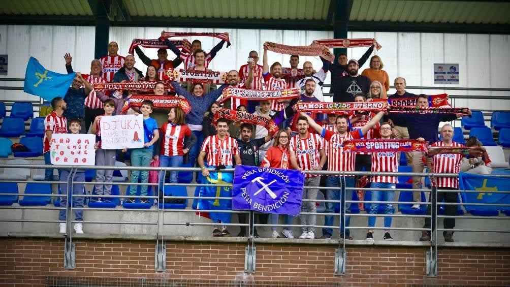 La afición del Sporting de Gijón festeja el triunfo 