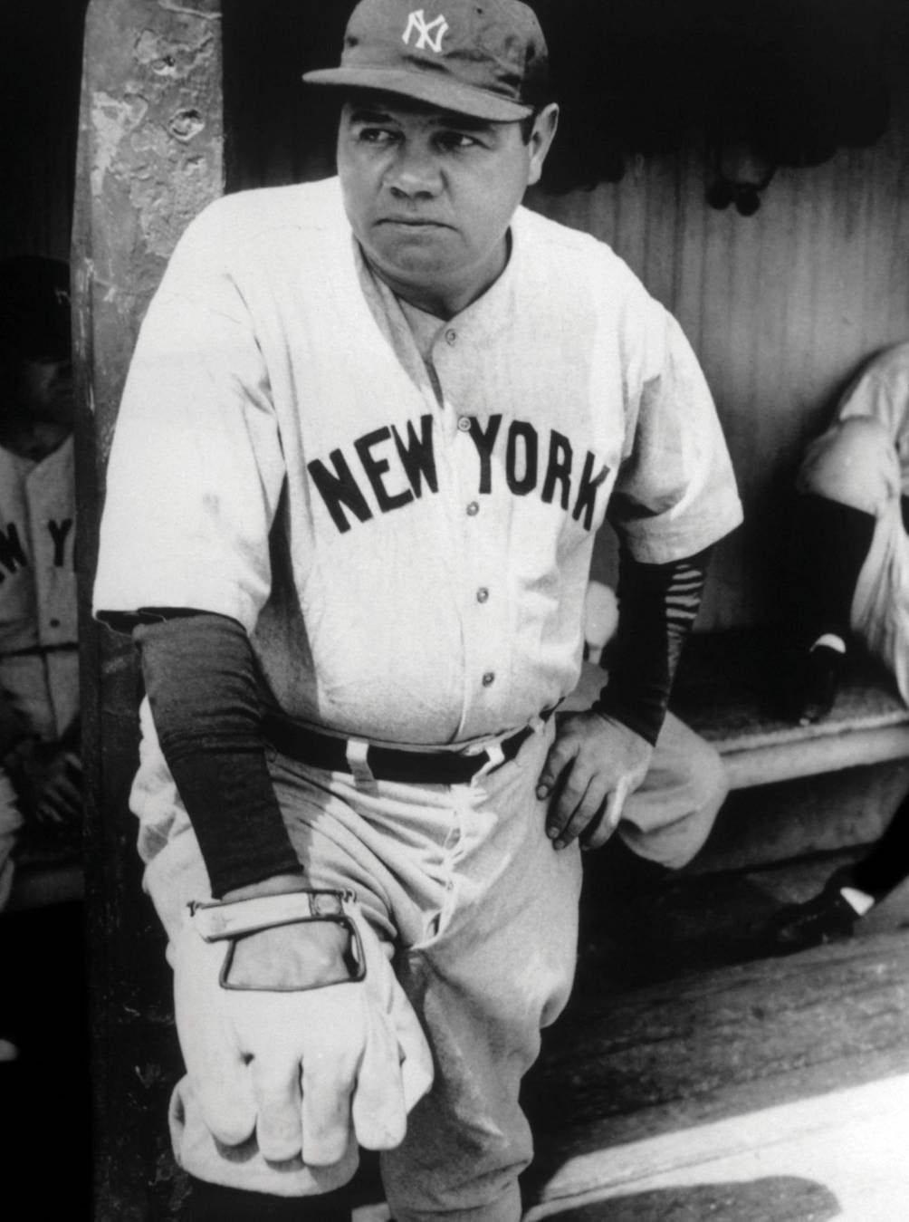 Babe Ruth usando el guante que se fue en subasta 