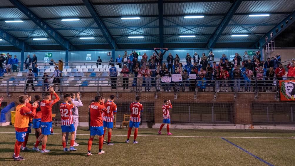 El Sporting de Gijón celebra la victoria con su afición