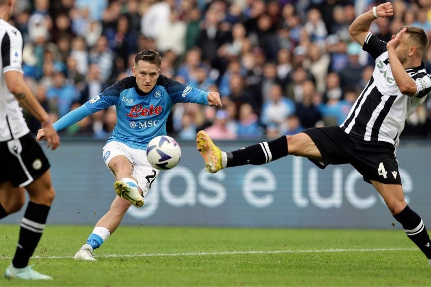 Zielinski durante un partido del Napoli