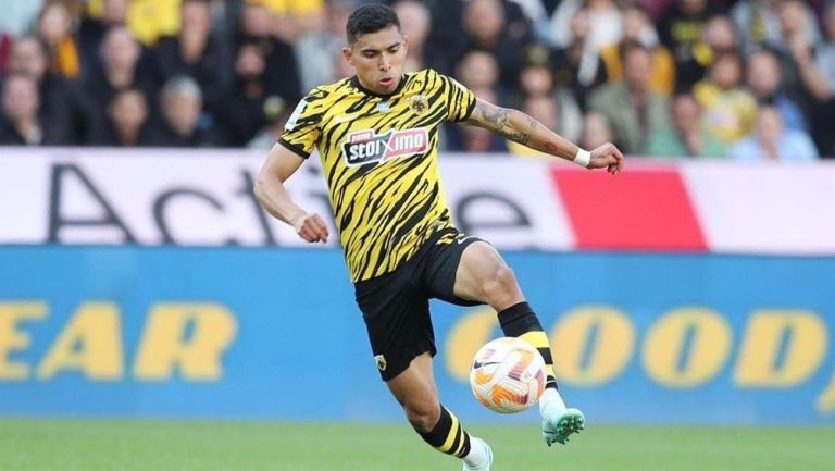 Orbelín Pineda con el AEK Athens 