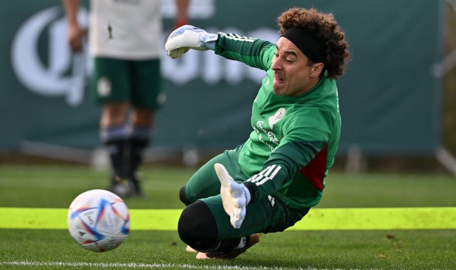 Guillermo Ochoa en la práctica