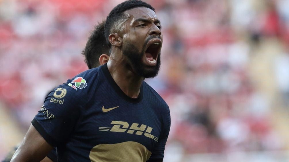 Diogo celebrando un gol con Pumas