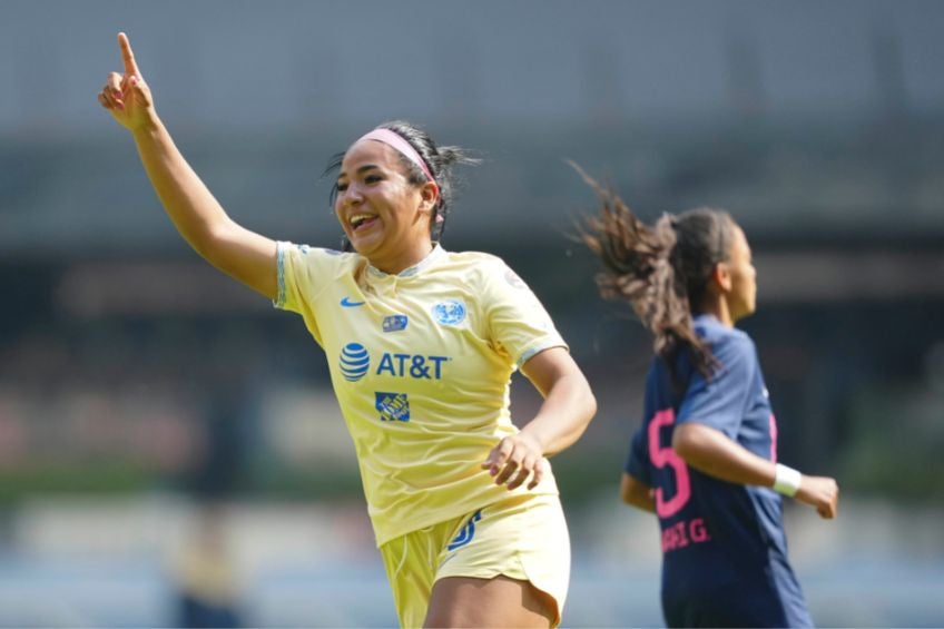 Mía Alday festejando un gol