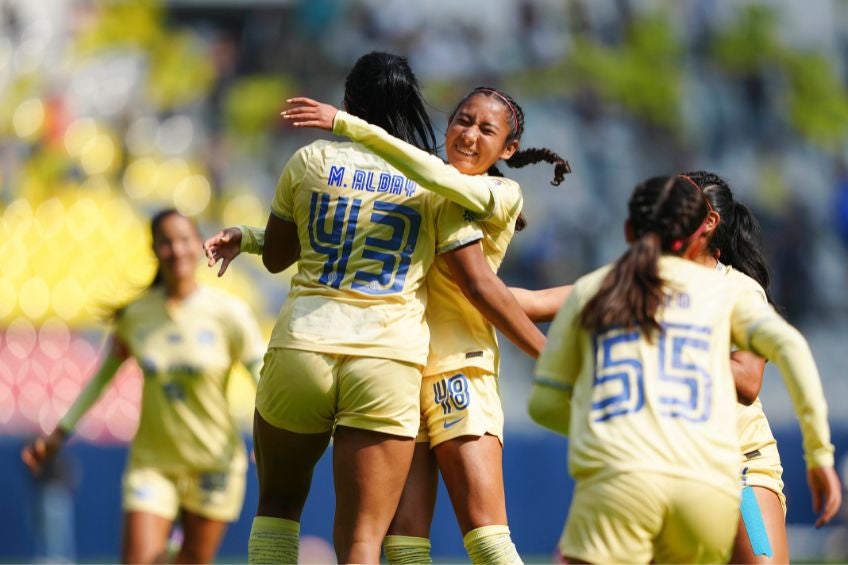 Jugadoras del América festejando un gol