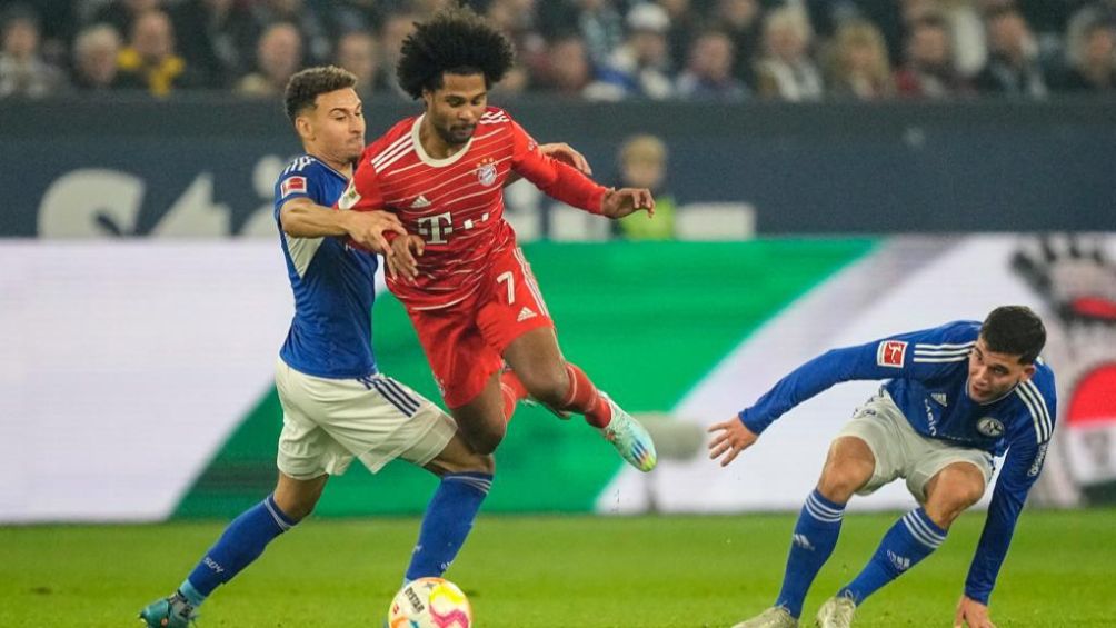 Gnabry recibió una falra durante el partido 