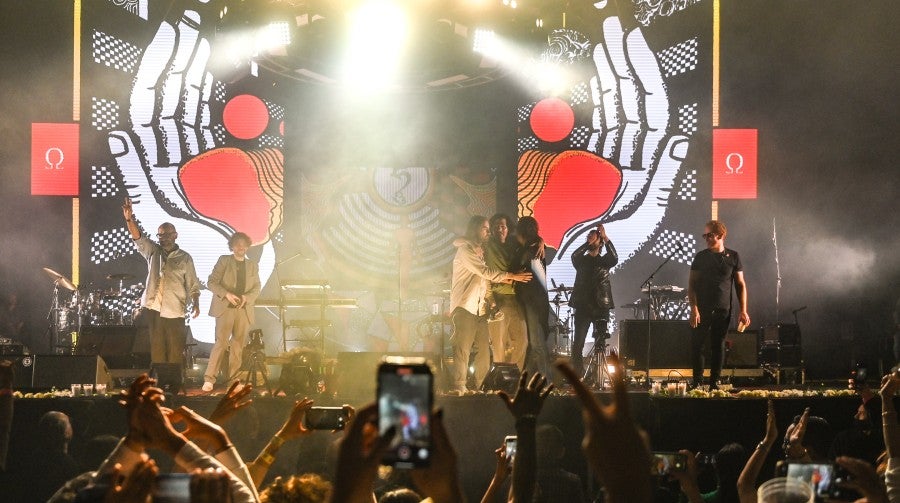 La banda con el escenario con flores