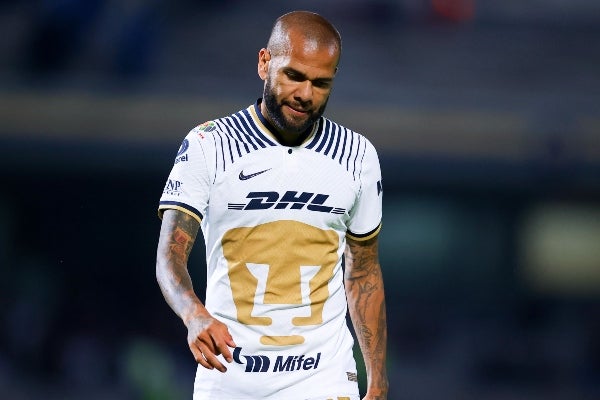 Dani Alves, jugador activo de Pumas