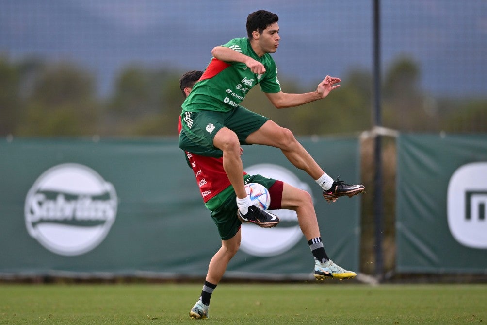 Raúl Jiménez en un entrenamiento con la Selección