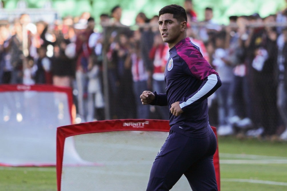 Víctor Guzmán en entrenamiento con Chivas