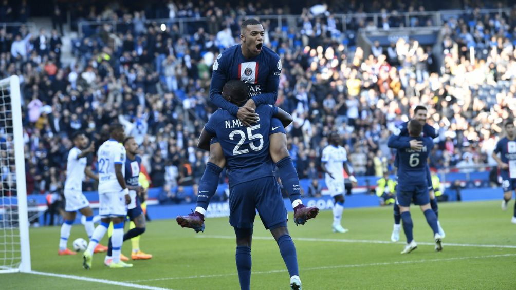 Mbappé celebra su gol ante el Auxerre