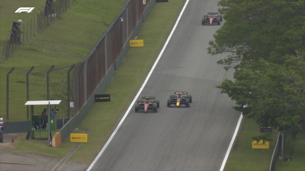 Momento en el que Sainz rebasa a Pérez