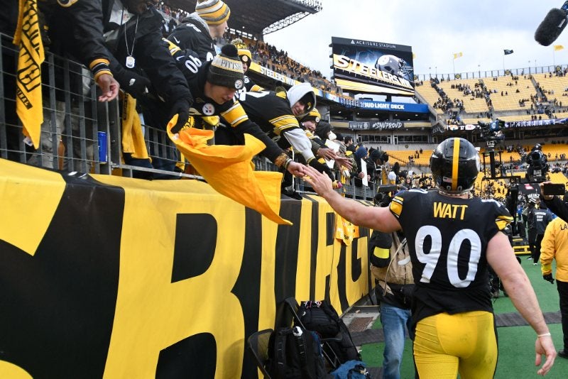 TJ Watt saludando a la afición