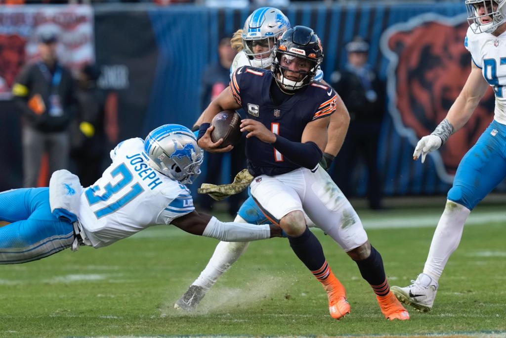 Joseph buscando detener la ofensiva de los Bears