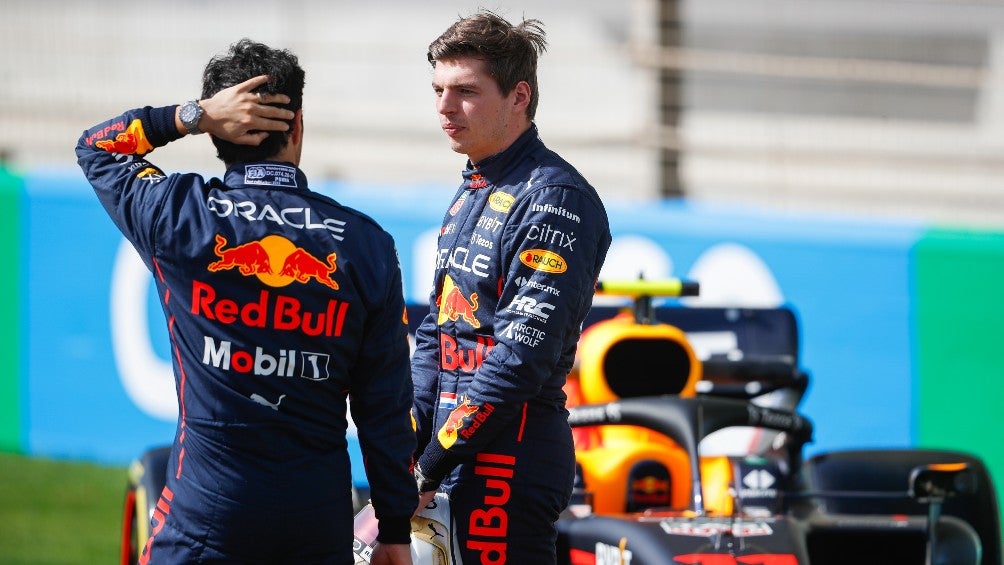 Max Verstappen charla con Checo Pérez