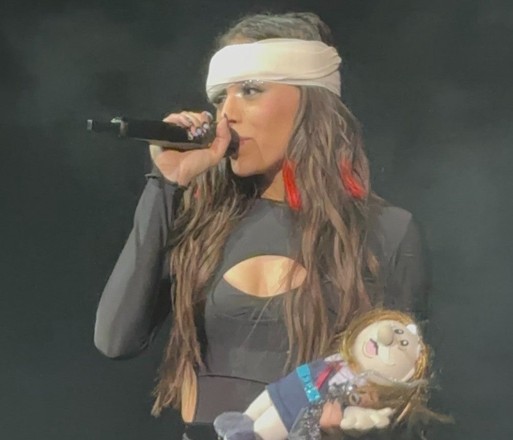 Danna Paola terminó el concierto con su ojo hinchado